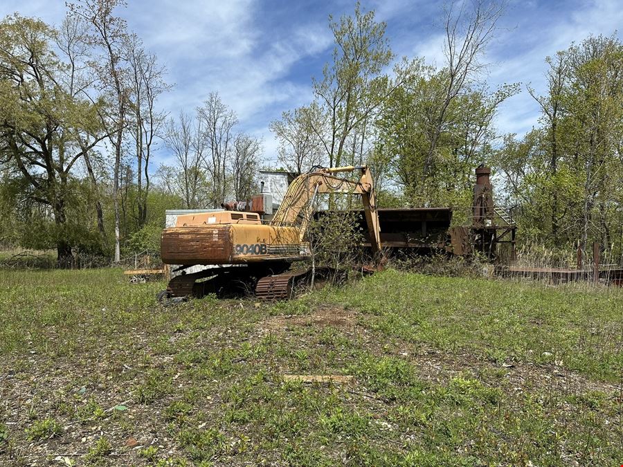 157-171 Willow Rd - 1,874+/- SF Junkyard Property