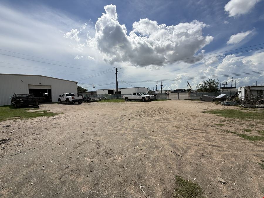 201 N 16th St, La Porte, TX 77571- 5,000 SF IND WAREHOUSE ON +/- 1 ACRE LOT