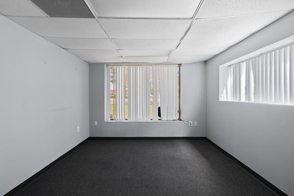 Prime Warehouse/ retail / office for Lease – High Traffic Count Off Hwy 75 in Huntsville