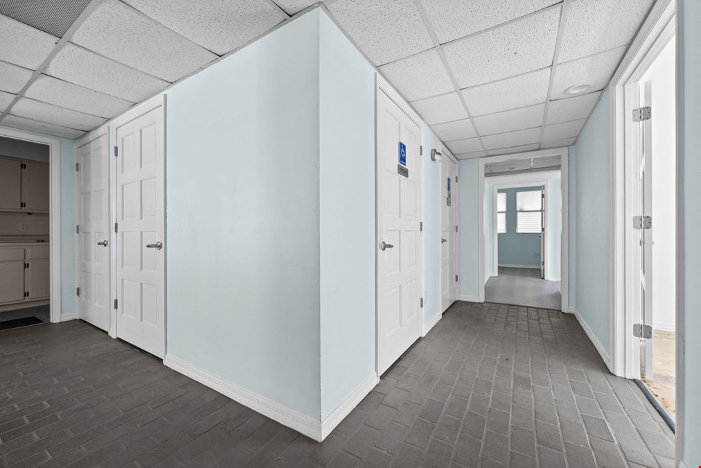 Courtyards Office Suites - 4131 NW 28th Lane