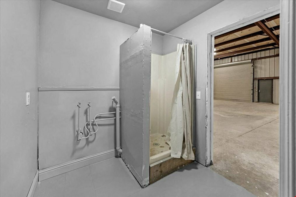 Clean Office/Warehouse Space w/ Rollup Doors
