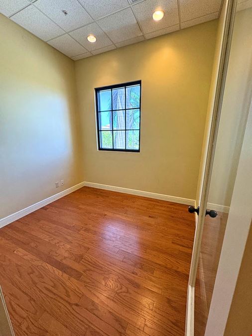 Professional Office Space 940 SQFT
