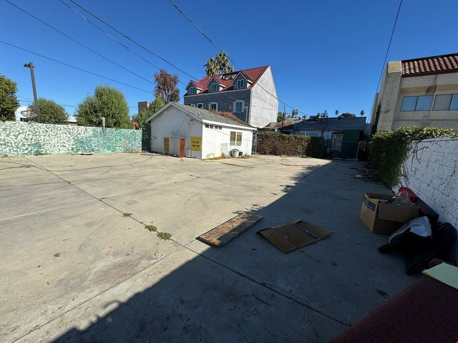 7049 Owensmouth Ave
