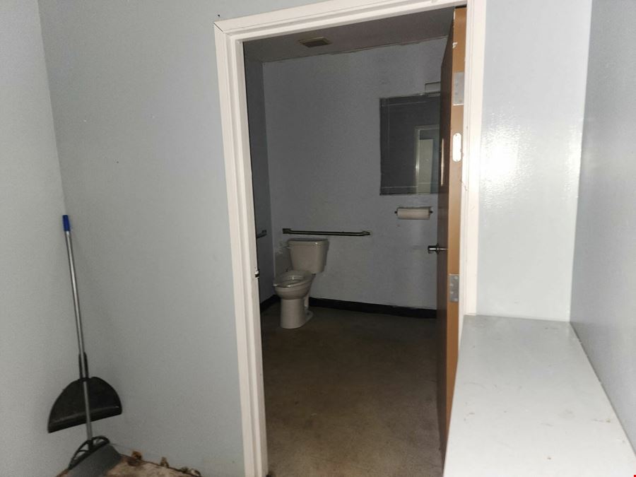 2460 Cedar St - Garage