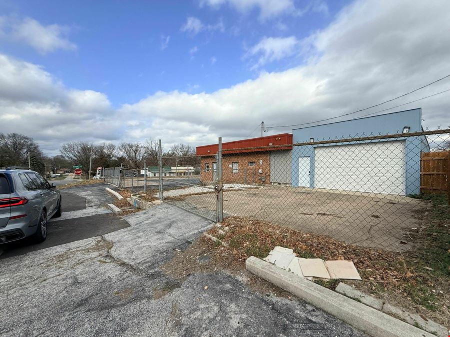 3,167 SF Retail / Warehouse Free Standing Building For Lease