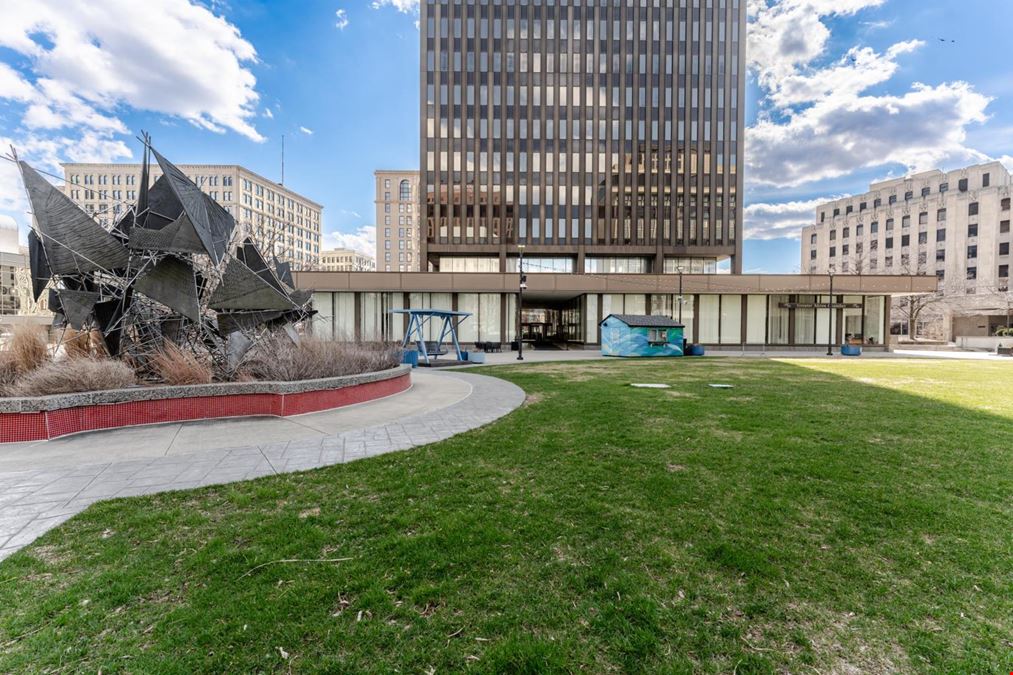 1 Cascade Plaza