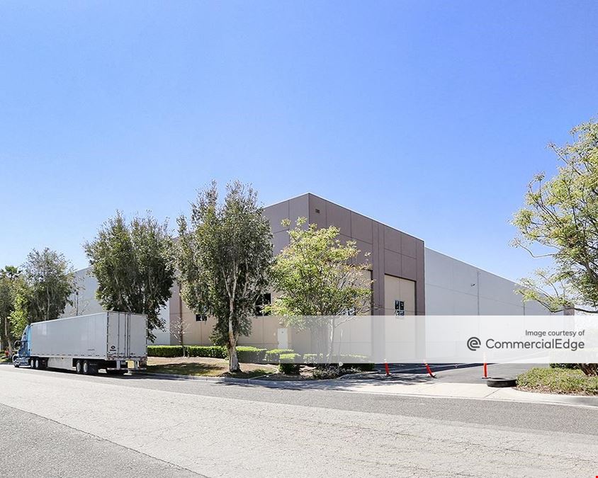 Sierra Gateway Industrial Park - 10846 Commerce Way