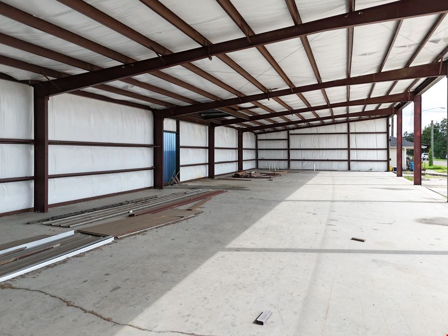 Industrial Warehouse with Covered Storage in Luling