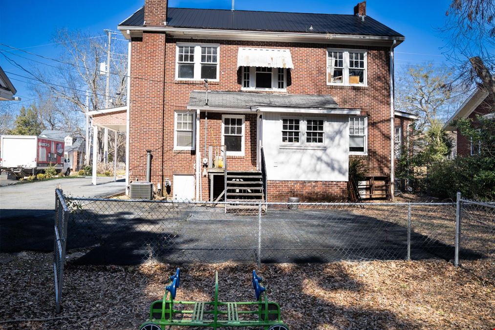641 W Main St