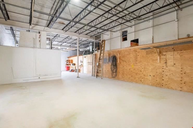 Freestanding Office/Warehouse Building