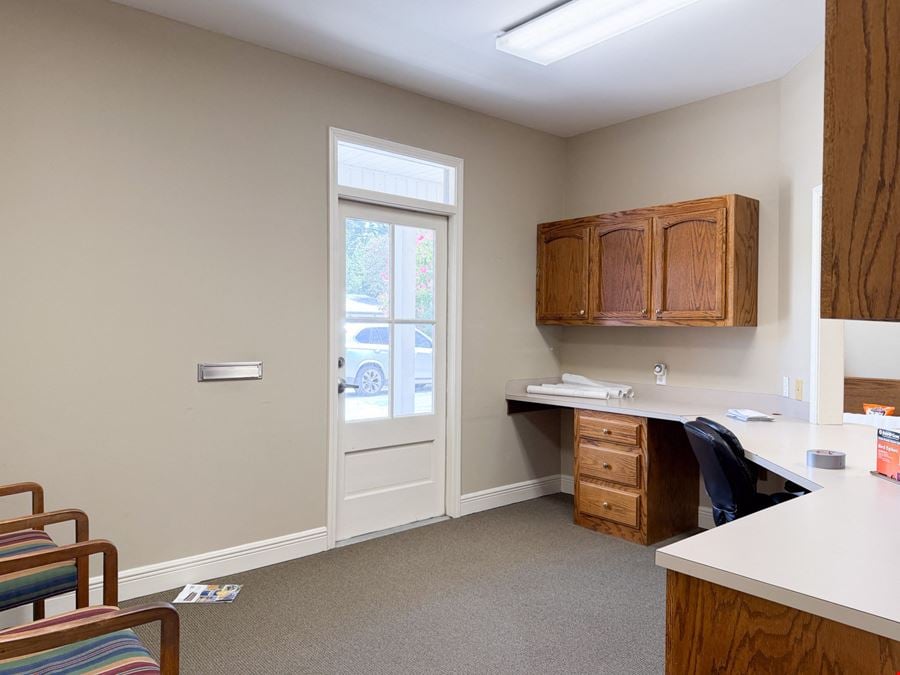 Move-In Ready Garden Office Off S Sherwood Forest Blvd
