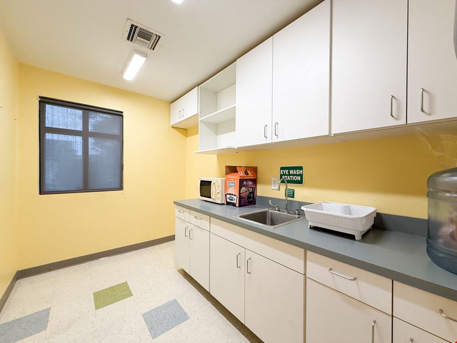 Fully Built out Corner Medical Office in Algiers