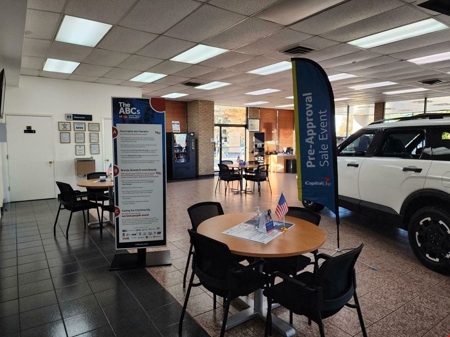 Commercial Building with Abundant Parking for Lease