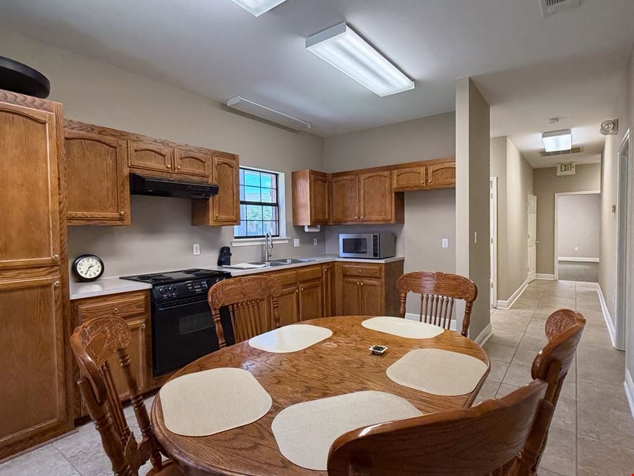 Move-In Ready Garden Office Off S Sherwood Forest Blvd