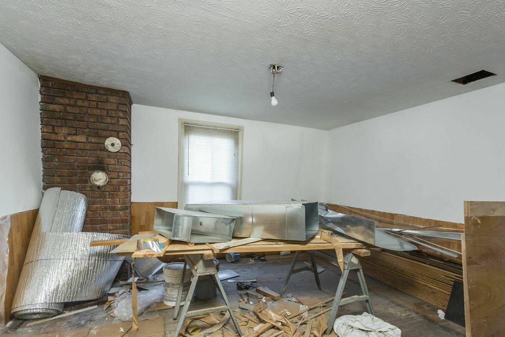 GREAT FOR INVESTORS OR REHAB SPECIALISTS | HOME ON LARGE LOT