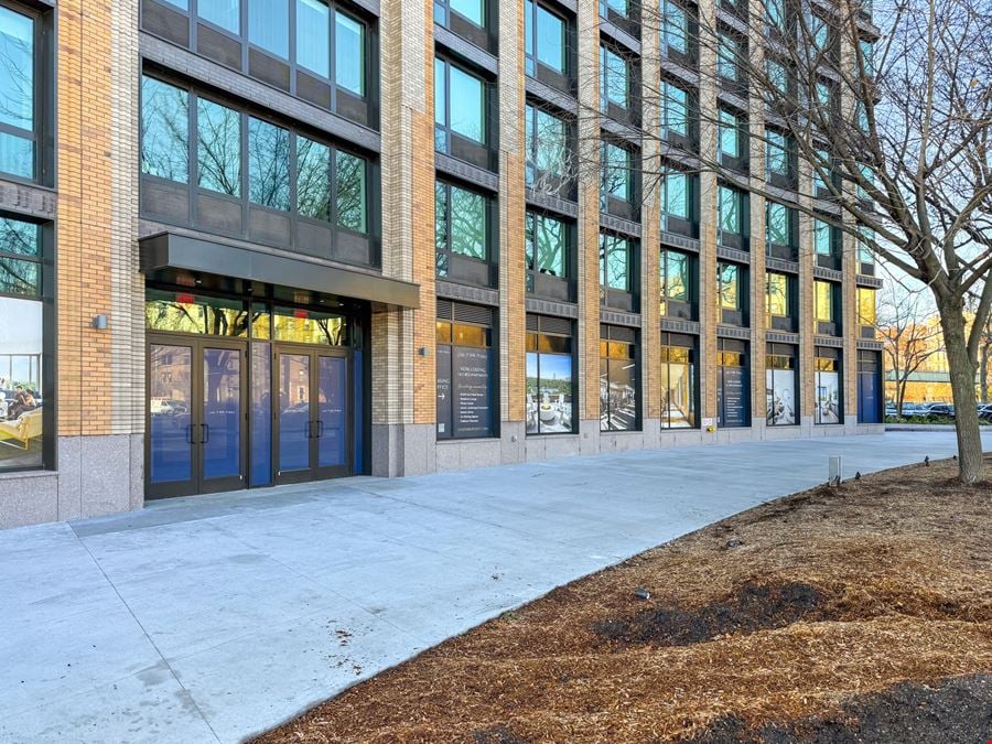 15,370 SF | 1 Park Point | Double Height Retail/Education Space