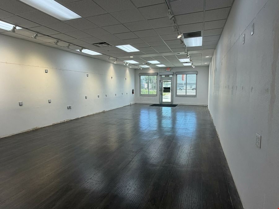 1,200± SF Retail Unit Next to Pizza Hut