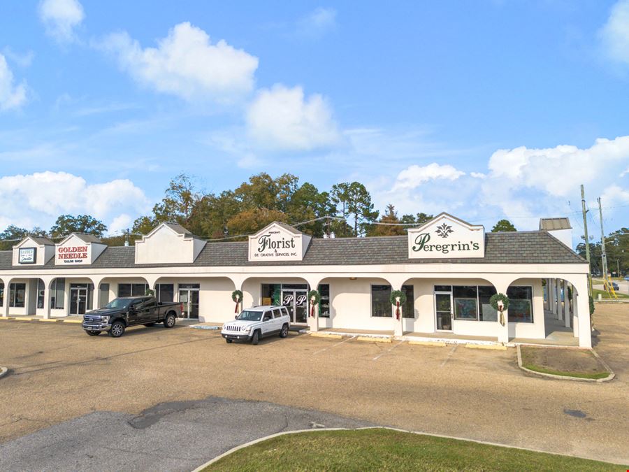 Staring Hill Shopping Center: 1,080 SF Endcap Suite along Highland Road