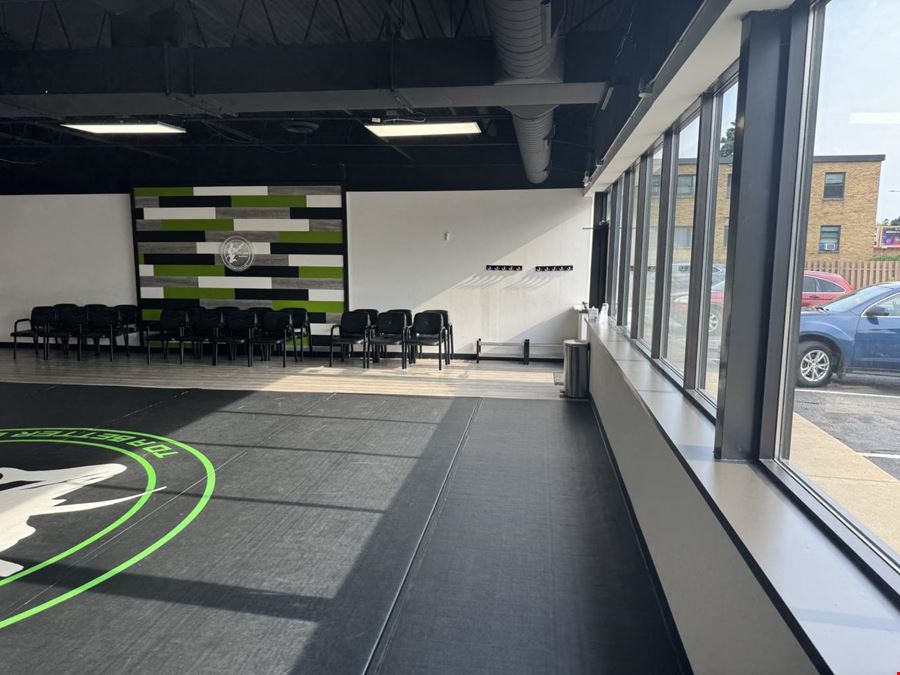 SUBLEASE. Highland Park - Snelling Avenue Retail Center