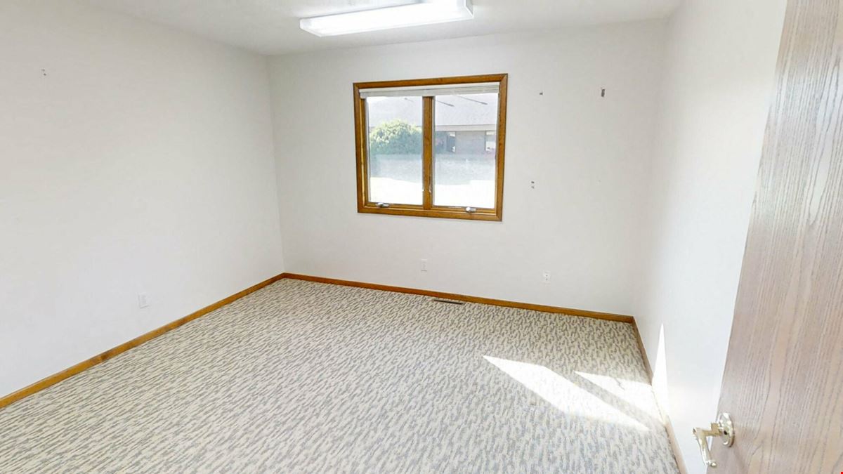 3281 Racquet Club Dr, Suite B