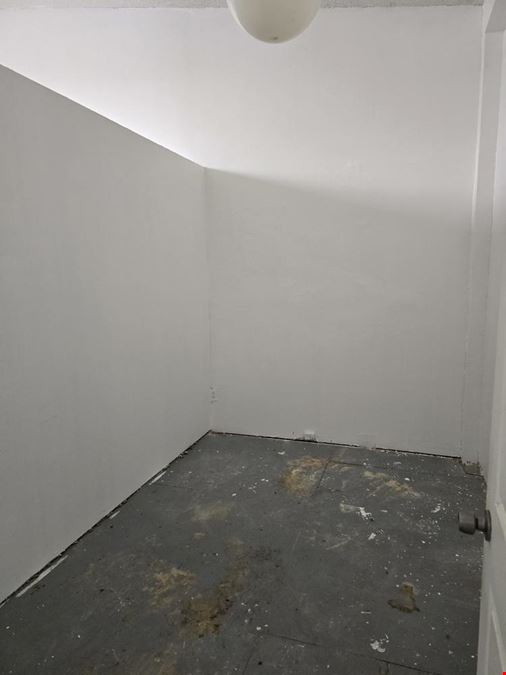 Unique 2nd floor 1400 +/- SQFT office space