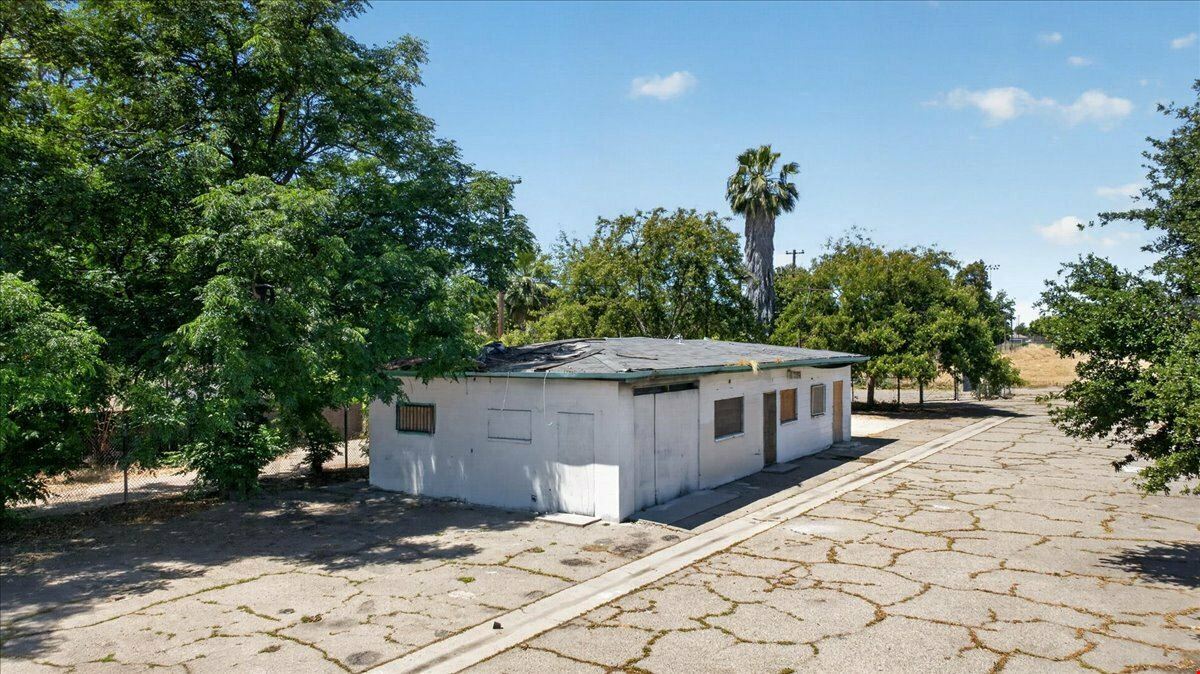 High Exposure Investor/ Owner User Opportunity in Fresno, CA