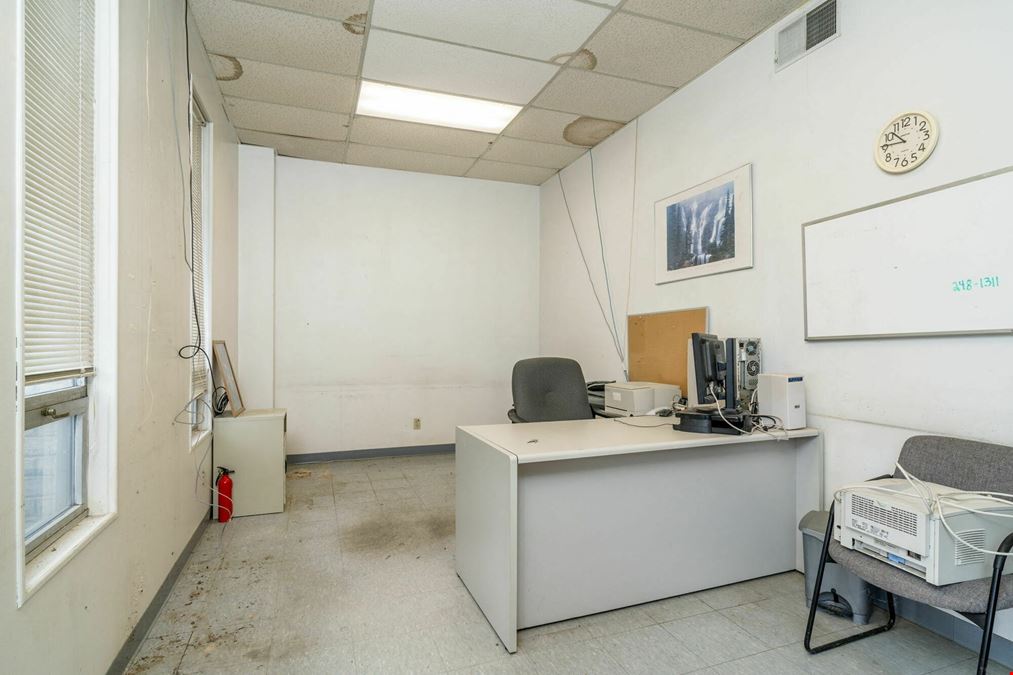 LARGE WAREHOUSE AVAILABLE IN GREAT LOCATION