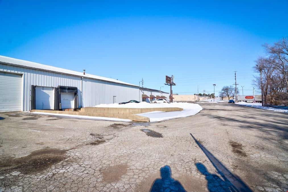 High Traffic - Retail/Warehouse Opportunity