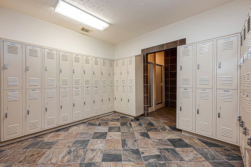2202 Lone Oak