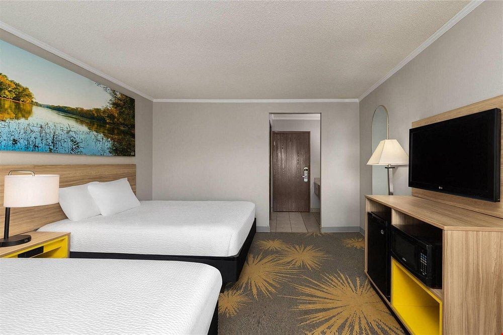 Days Inn & Suites Kansas City South