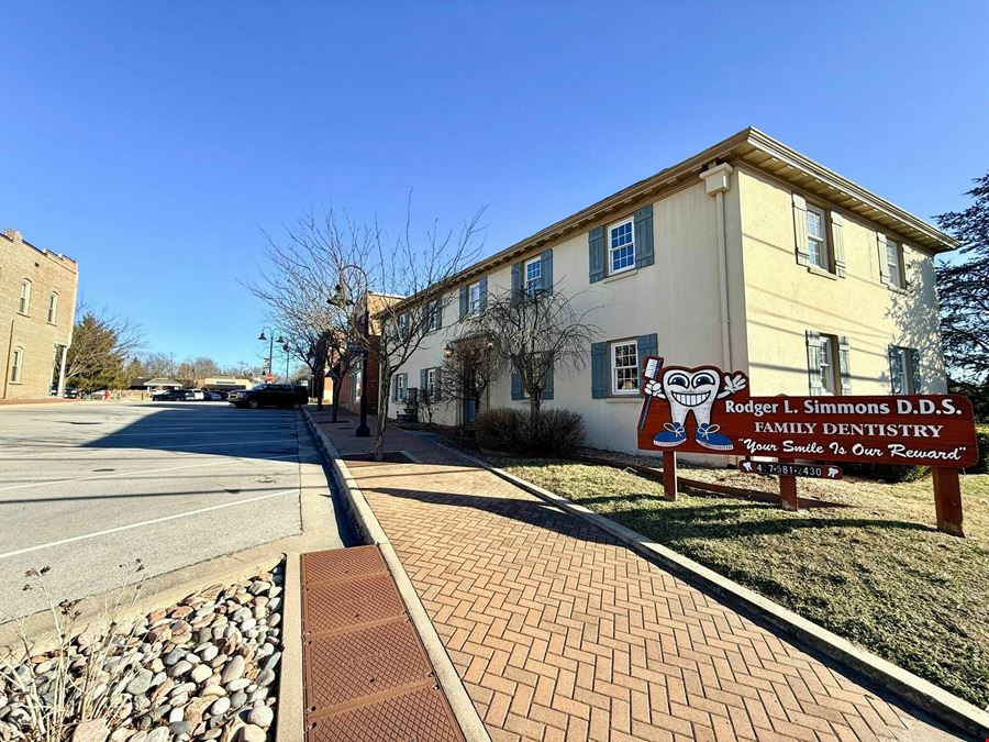 3,092 SF Office / Residential Building For Sale or Lease in Downtown Ozark Square