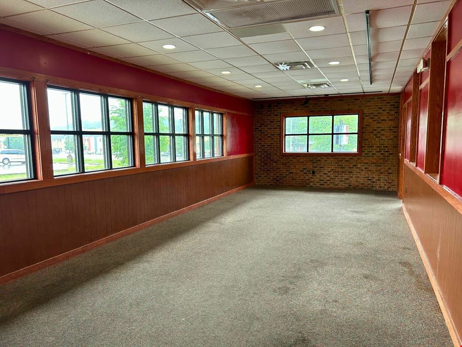 ±3,700 SF RETAIL SPACE FOR SALE OR LEASE IN NEOSHO MO