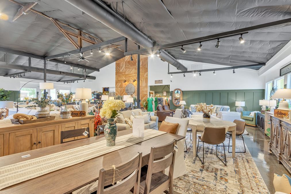 Fully Renovated Flex/Retail Commercial Building
