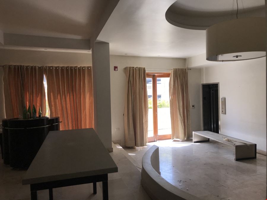 Old San Juan, Recinto Sur Street - Former 12-room Hotel - FOR SALE