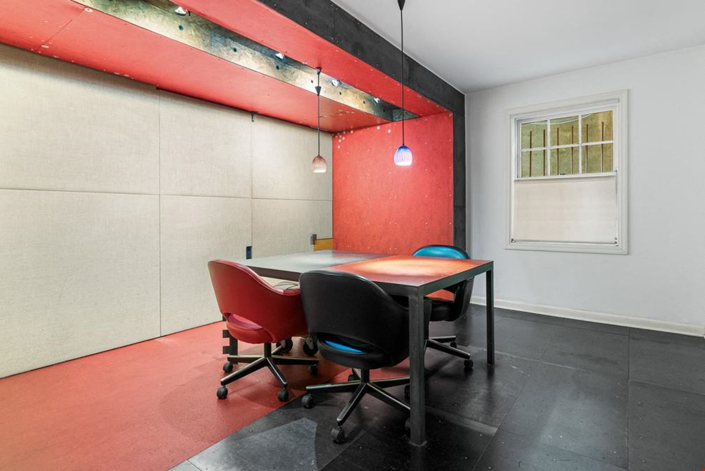 216 E. Gaston Street, Garden Level