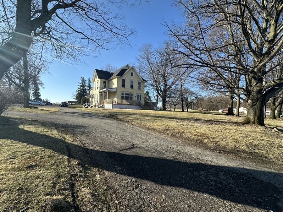 435 East Main Rd - 4,024+/- Rental Home on 2.5+/- Acres Vacant Land