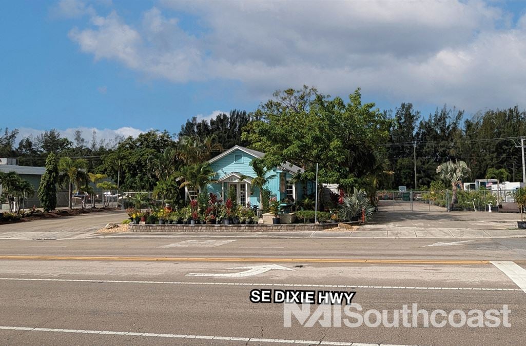 Freestanding Building With Fenced Lot