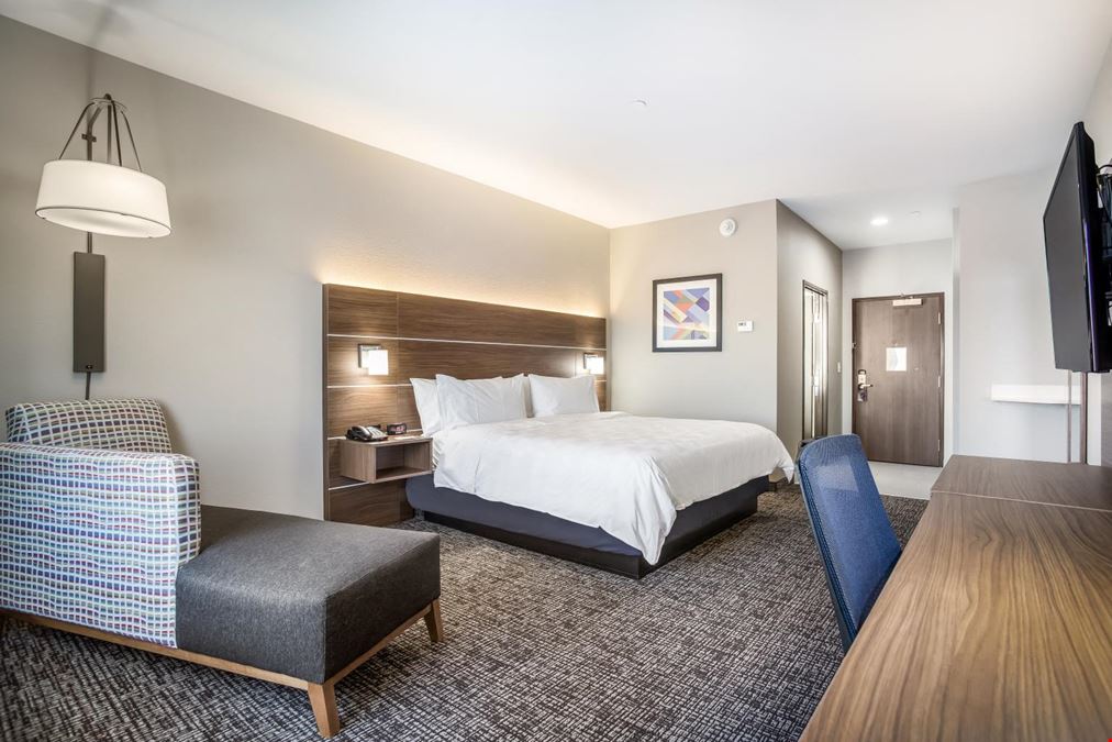 Holiday Inn Express & Suites Tulsa East-Catoosa