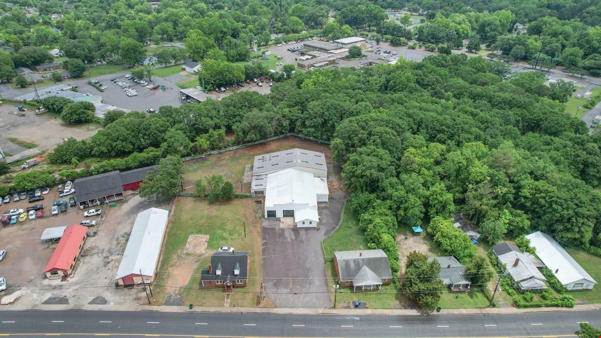 11,266 SF Industrial Service Facility | 7 Bay Doors | ¾ Acre Fenced Yard
