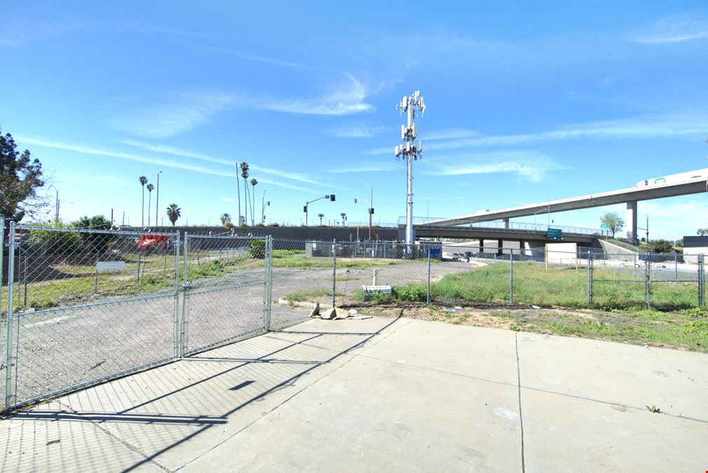 2200 E. La Cadena Dr.