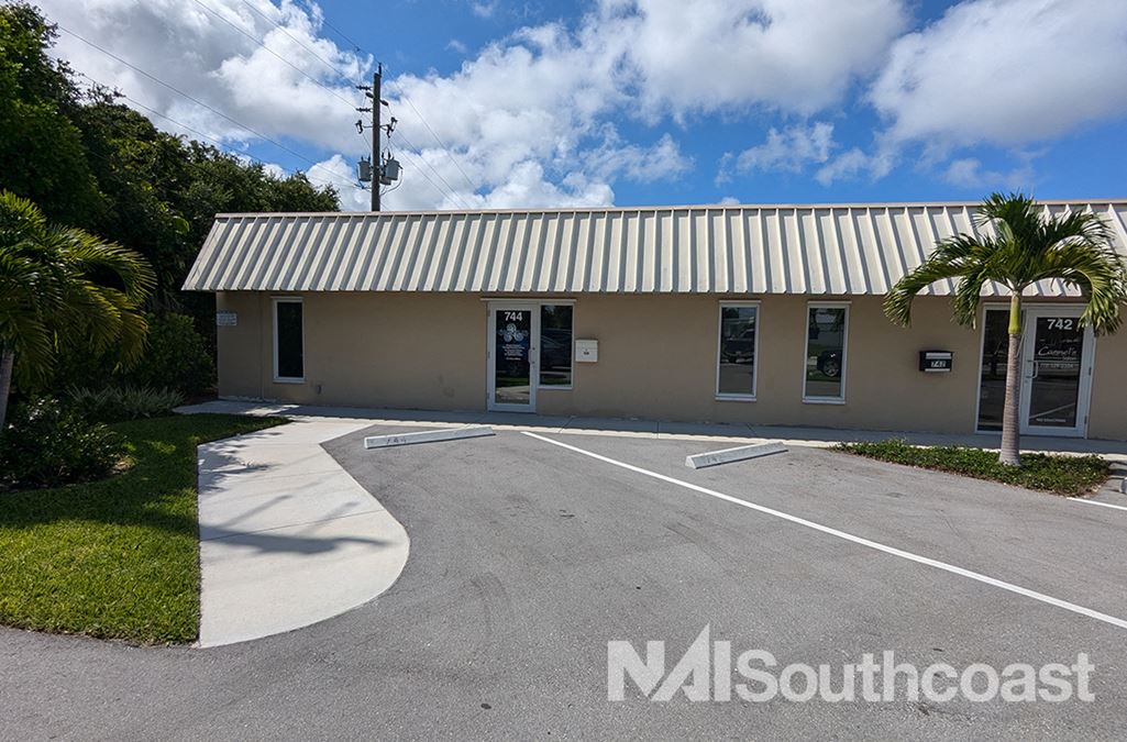 Endcap Unit in Downtown Stuart