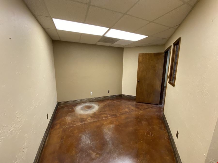 Available For Lease - One Office Spaces & Warehouse on Chestnut & Hwy 65