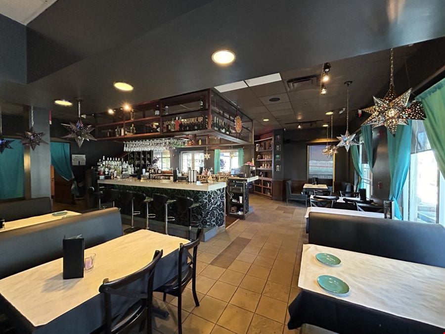 GREAT RESTAURANT LOCATION / FULLY EQUIPPED!