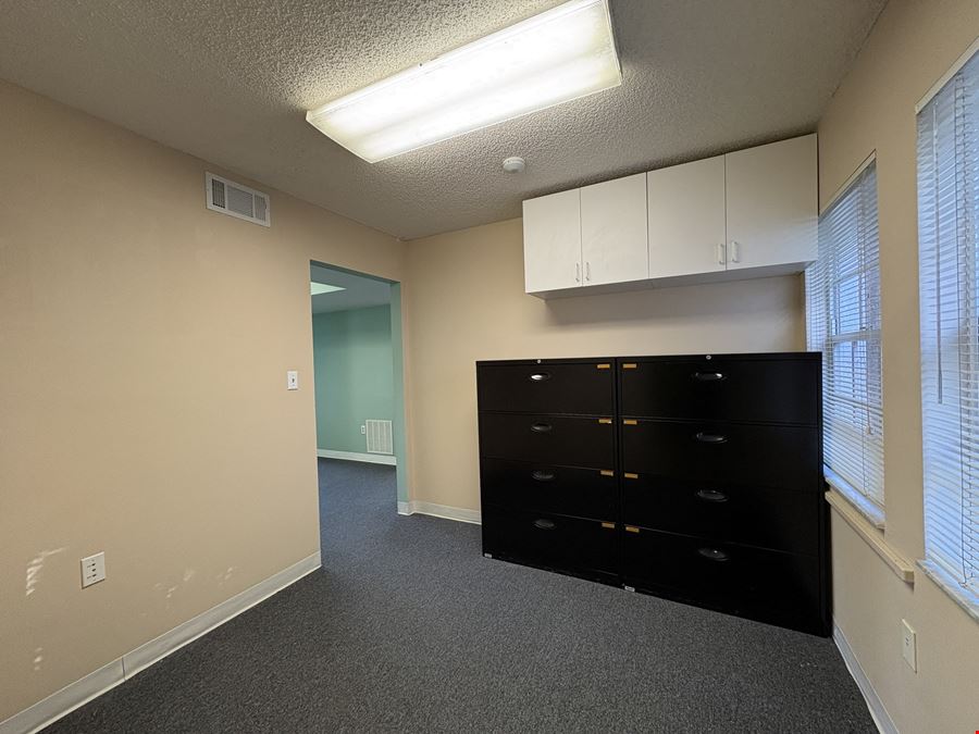 AWESOME SHORT TERM OFFICE SPACE IN DOWNTOWN SARASOTA!!