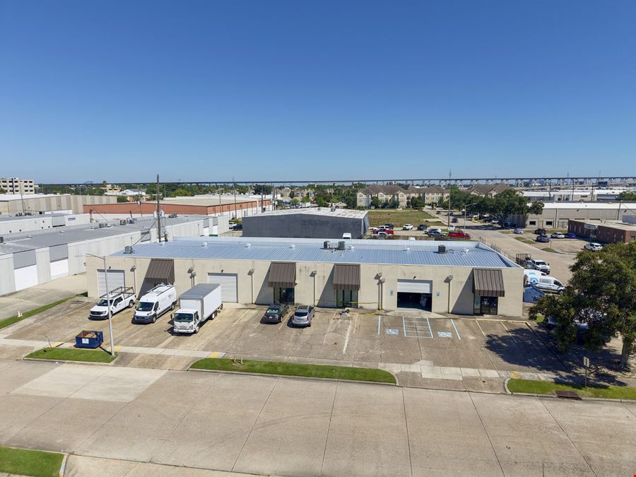 Office / Warehouse in Elmwood