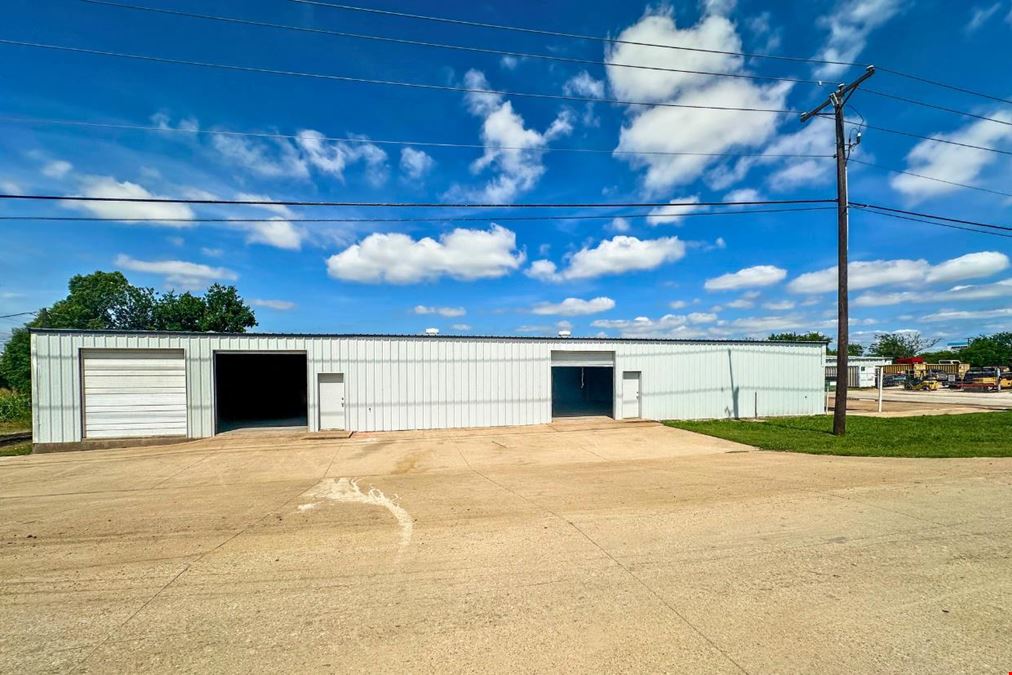 4,000 SF WAREHOUSE OFF I-35 W