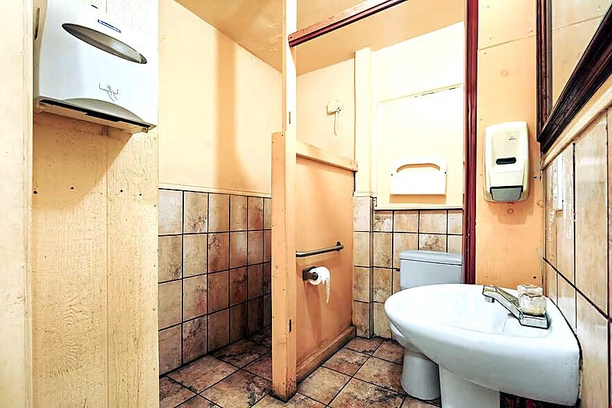1108 E 84th Place