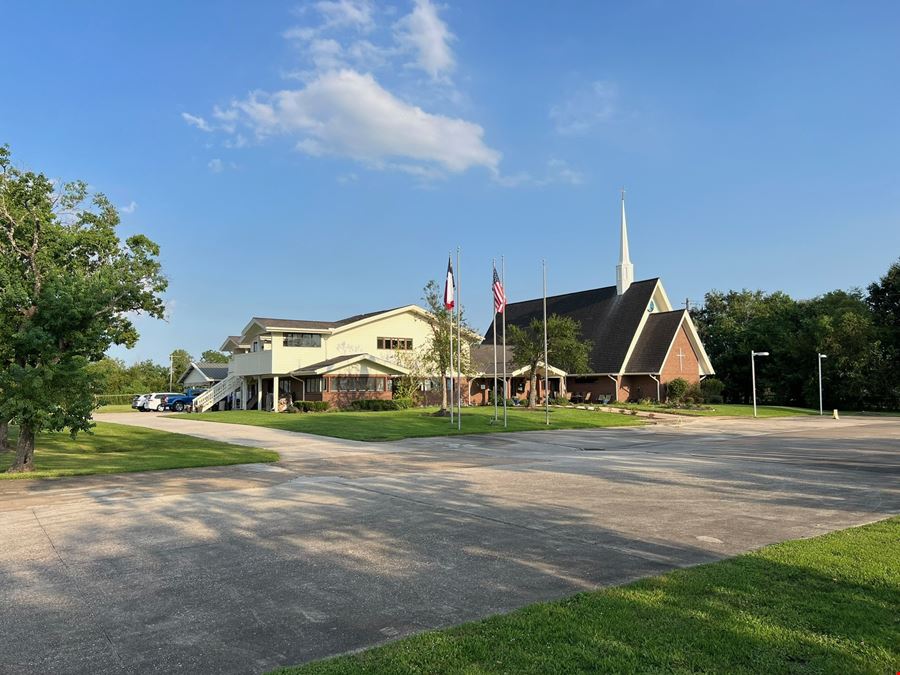 5 Acres 2 Apartments 2 Townhomes 5700 SF Auditorium