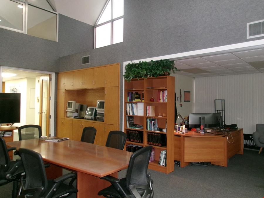 3200 SF Retail/Office | Base Rent from $17/SF + NNN