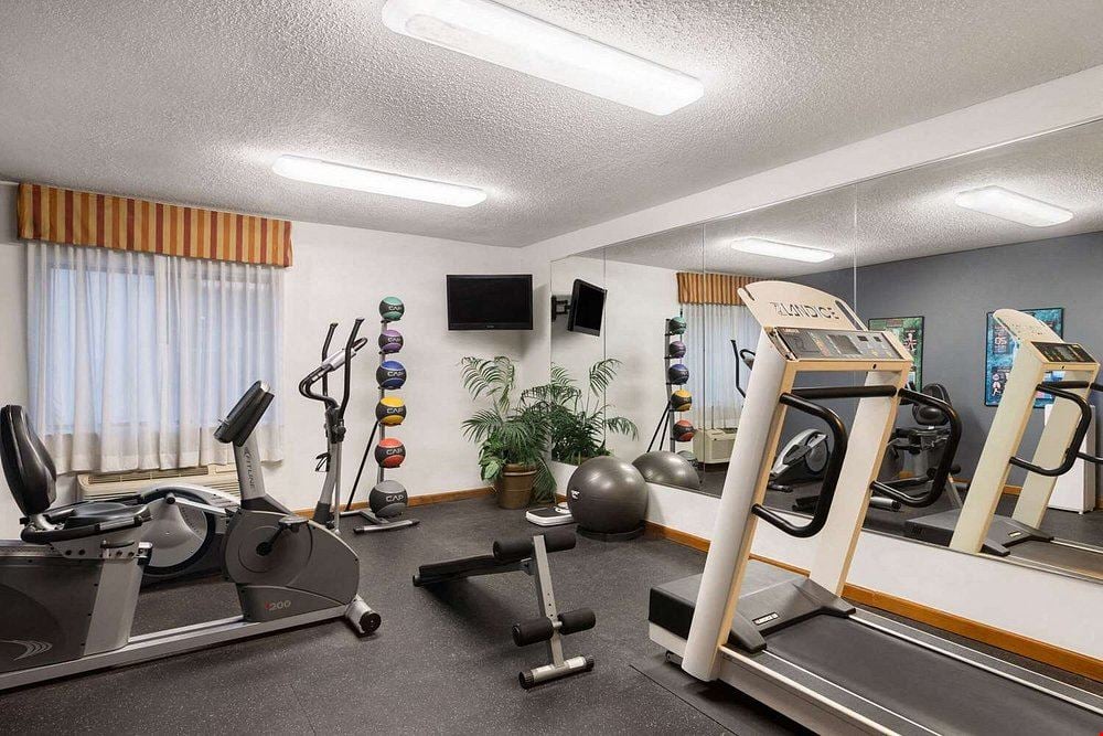 Days Inn & Suites Kansas City South